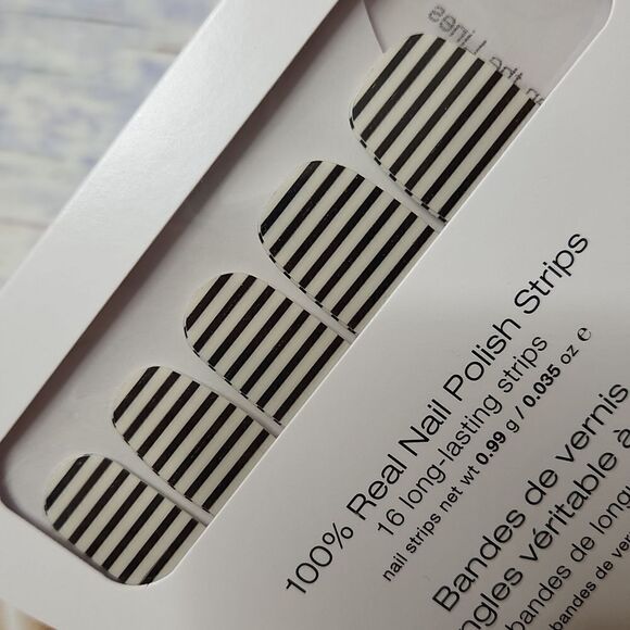 New and sealed Color Street Retired Between the Lines - Picture 3 of 3